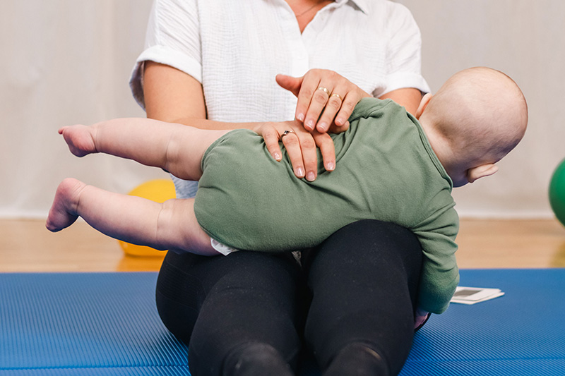 rokovanje z dojenčkom